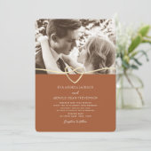 Terracotta en Olive Green bruiloft uitnodiging (Staand voorkant)