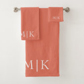 Terracotta en White | Modern monogram Bad Handdoek (Insitu)