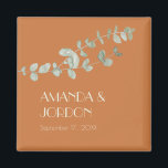 Terracotta Eucalyptus Deco Wedding Magnet<br><div class="desc">Deze Terracotta Eucalyptus Deco trouwmagneet biedt een minimalistisch boho-, en bijtend land, western of woestijnthema. De eenvoudige sage groene eucalyptus succulent blad vormt een aanvulling op de herfstachtergrond van terracotta, terwijl het type kunstdeco in combinatie met de botanische groen en verbrande oranje achtergrond een veelzijdigheid biedt om te combineren met...</div>