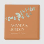 Terracotta Eucalyptus Deco Wedding Magnet<br><div class="desc">Deze Terracotta Eucalyptus Deco trouwmagneet biedt een minimalistisch boho-, en bijtend land, western of woestijnthema. De eenvoudige sage groene eucalyptus succulent blad vormt een aanvulling op de herfstachtergrond van terracotta, terwijl het type kunstdeco in combinatie met de botanische groen en verbrande oranje achtergrond een veelzijdigheid biedt om te combineren met...</div>