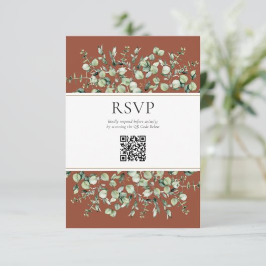 Terracotta Eucalyptus QR Code Wedding RSVP Informatiekaartje (Staand voorkant)