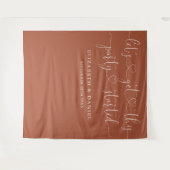 Terracotta Feest Gestart Hart Script Bruiloft Wandkleed (Voorkant (horizontaal))