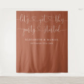 Terracotta Feest Gestart Hart Script Bruiloft Wandkleed (Voorkant)