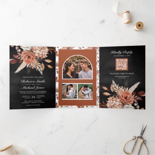 Terracotta Floral All in One QR Code Black Weddens Drieluik Uitnodiging (Binnen)