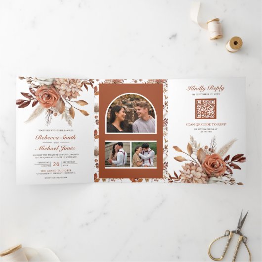 Terracotta Floral All in One QR Code Weddenschap Drieluik Uitnodiging (Binnen)