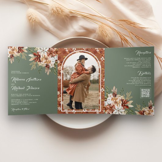 Terracotta Floral Wildflower Sage Green Wedding Drieluik Uitnodiging