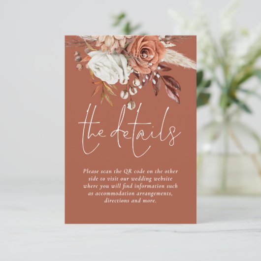 Terracotta Florals QR Code Roest Bruiloft Details Informatiekaartje (Staand voorkant)