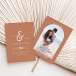 Terracotta Foto niets Fancy gewoon Love Wedding Kaart<br><div class="desc">Deze terracotta foto is niets fancy van de huwelijksuitnodiging.. perfect voor een klassieke bruiloft. Het ontwerp kenmerkt een elegante kalligrafiedoopvont met een boogfoto op een terracotta achtergrond. U kunt de huidige foto (placeholder) gemakkelijk met uw vervangen.</div>