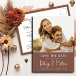 Terracotta Fun Script Modern Photo Simple Wedding Aankondigingskaart<br><div class="desc">Terracotta Fun Script Modern Photo Simple Wedding Save the Date Announcement Briefkaart. Laat je familie, vrienden en collega's weten dat je een datum hebt vastgesteld voor je trouwfeest met deze elegante, stijlvolle en moderne bruiloft, behalve de datum van uitnodiging. Alle teksten zijn vooraf geregeld zodat u zich gemakkelijk en snel...</div>