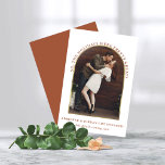 Terracotta Gold Arch Foto Verloving Aankondiging<br><div class="desc">Modern Terracotta Arch Photo Verloving Announcement. Dus de feestdagen waren geweldig! Je bent verloofd. Laat je vrienden en geliefden op de hoogte zijn van je verloving met deze creatieve en unieke aankondiging met je foto en onze trendy, stijlvolle, boho arch in faux gold folie. Dit is een moderne, roestbruin en...</div>