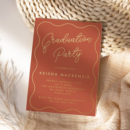 Terracotta & Gold Squiggle Graduation Party Folie Uitnodiging