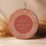 Terracotta Gold Sunburst Art Deco Eerste Kerstdag Keramisch Ornament<br><div class="desc">Een minimalistisch en licht retro art deco terracotta en gouden vakantie collectie,  met opvallende sunburst lijsten. Gemakkelijk aan te passen met uw foto en mijlpaal.</div>
