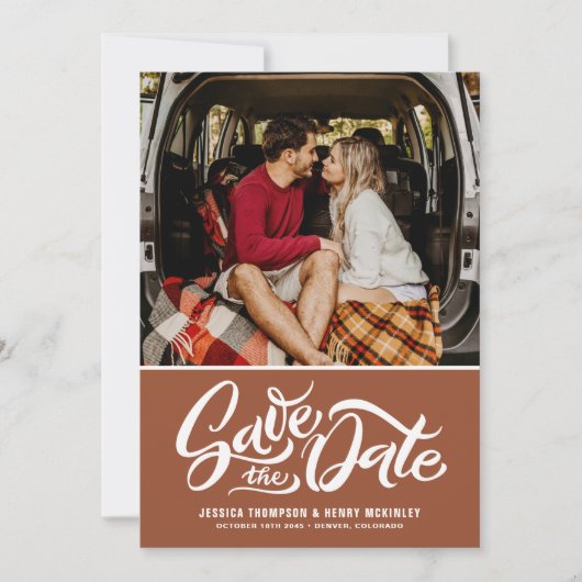 terracotta grillige hand geletterde foto overlay save the date (Voorkant)