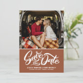 terracotta grillige hand geletterde foto overlay save the date (Staand voorkant)