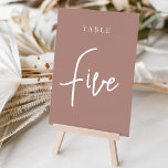 Terracotta Hand Scripted Table FIVE Kaart<br><div class="desc">Eenvoudige en chic table number kaarten in Earth tone Terracotta en wit maken een elegante verklaring bij uw bruiloft of gebeurtenis. Het ontwerp kenmerkt "lijst [aantal]"in een eyecatching mengeling van klassieke serif en handgeschreven manuscript het schrijven. Het ontwerp herhaalt zich aan beide zijden. Afzonderlijk genummerde kaarten worden apart verkocht; beveel...</div>