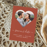 Terracotta Heart Shape Photo Weddenschap Save the  Save The Date<br><div class="desc">Laat de gasten weten om de datum voor uw bruiloft met deze minimalistische fotokaart te bewaren. Het lijst zal uw foto met een hart plaatsen. De vierkant-afmeting foto's worden aangewezen. U kunt de grenzen van het afbeelding aanpassen door "deze sjabloon aan te passen, "neer te scrollen, en dan "verder aan...</div>