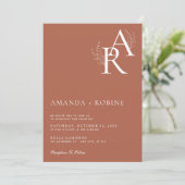 Terracotta Initialen huwelijksuitnodiging Kaart (Staand voorkant)