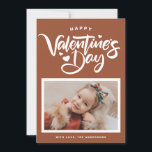 Terracotta kalligrafie foto Valentijnsdag Feestdagenkaart<br><div class="desc">Fijne Valentijnsdag! Het beschikt over moderne kalligrafie met hartaccenten. Personaliseer door uw eigen gegevens toe te voegen. Deze terracotta handgeschreven Valentijnsdag kaart is beschikbaar op ander karton.</div>