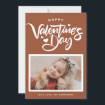 Terracotta kalligrafie foto Valentijnsdag Feestdagenkaart<br><div class="desc">Fijne Valentijnsdag! Het beschikt over moderne kalligrafie met hartaccenten. Personaliseer door uw eigen gegevens toe te voegen. Deze terracotta handgeschreven Valentijnsdag kaart is beschikbaar op ander karton.</div>