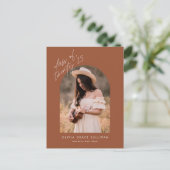 Terracotta Klasse van 2025 Boog Foto Afstuderen Uitnodiging Briefkaart (Staand voorkant)