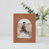 Terracotta Klasse van 2025 Boog Foto Afstuderen Uitnodiging Briefkaart (Staand voorkant)