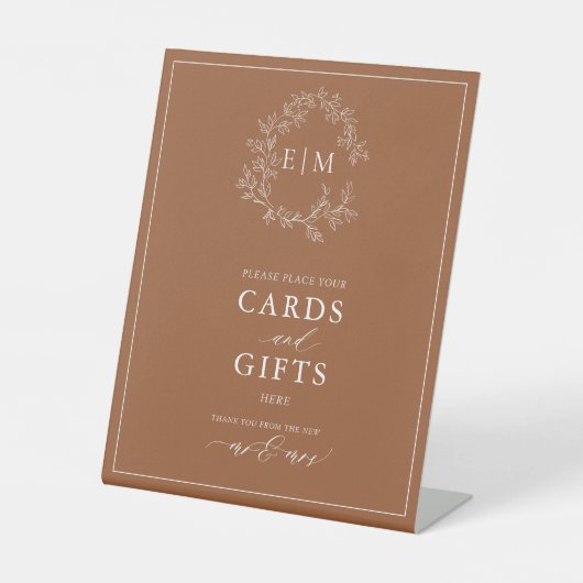Terracotta Leafy Crest Monogram Card & Gifts Reclamebord Met Voetstuk (Voorkant)