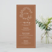 Terracotta Leafy Crest Monogram Weddenschap Menu (Staand voorkant)
