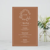 Terracotta Leafy Crest Monogram Weddenschap Menu (Staand voorkant)