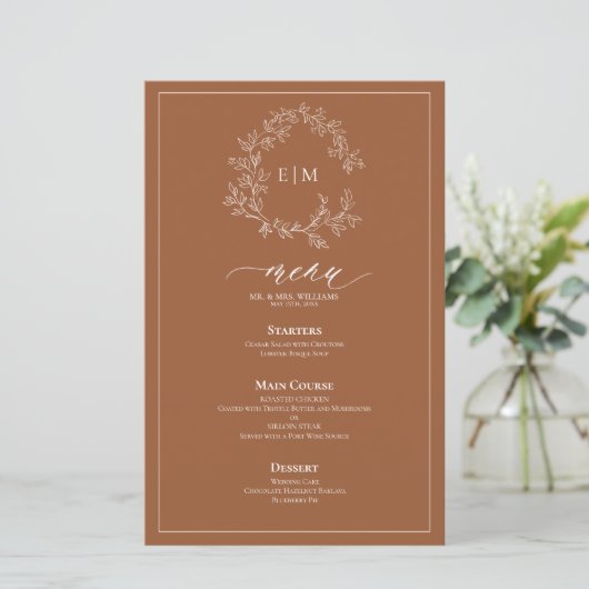 Terracotta Leafy Crest Monogram Weddenschap Menu (Staand voorkant)