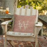 TerraCotta Linen Monogram Wedding Keepomwille Buitenkussen<br><div class="desc">Rustische en moderne bruiloft keepomwille terracotta weven linen effect buitenshuis met jouw tekst in witte, handgeschreven script kalligrafie en je monogram in gouden, stijlvolle typografie. Voeg gewoon uw namen, monogram en trouwdatum toe. Geweldig geschenk voor een nieuw echtpaar. Exclusief voor u ontworpen door Happy Dolphin Studio. Als je hulp nodig...</div>