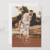 Terracotta Mid Century 70s Monogram Foto Wedding Kaart (Achterkant)