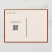 Terracotta minimalistisch monogram QR-code bruilof Uitnodiging Briefkaart (Achterkant)