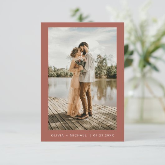 Terracotta minimalistische elegante foto bruiloft kaart (Staand voorkant)