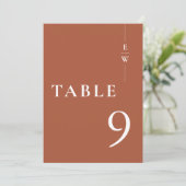 Terracotta minimalistische moderne monogram tafel  kaart (Staand voorkant)