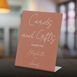 Terracotta Minimalistische Script Kaarten En Cadea Reclamebord Met Voetstuk