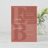 Terracotta Modern Large Initiaal Wedding Invitatio Kaart (Staand voorkant)