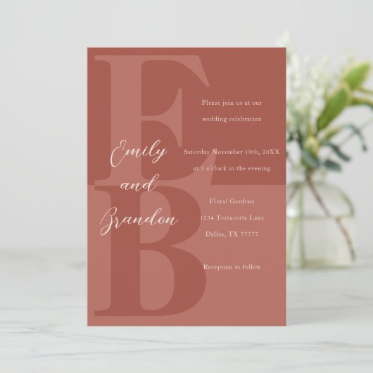 Terracotta Modern Large Initiaal Wedding Invitatio Kaart (Staand voorkant)