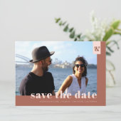 Terracotta Modern Monogram Eenvoudig fotohuwelijk Save The Date (Staand voorkant)