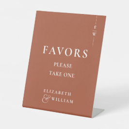 Terracotta Modern Monogram Favoriet Trouwen Reclamebord Met Voetstuk