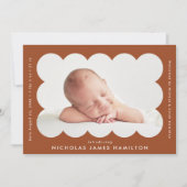 Terracotta Modern Scalloped Photo Lijst Birth Aankondiging (Voorkant)