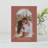 Terracotta moderne boog foto trouwkaart kaart (Staand voorkant)