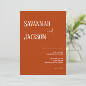 Terracotta moderne elegante bruiloft uitnodiging (Staand voorkant)