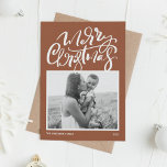 Terracotta Moderne Kalligrafie Foto Kerstmis Feestdagenkaart<br><div class="desc">vrolijk kerstfeest! Stuur kerstwensen naar familie en vrienden met deze aanpasbare kerstkaart. Het beschikt over moderne kalligrafie en een eenvoudig script op een terracotta achtergrond. Personaliseer deze moderne kalligrafie kerstkaart door uw foto,  bericht en namen toe te voegen. Deze moderne kerstkaart is verkrijgbaar op andere kaarten.</div>