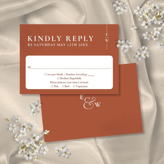 Terracotta moderne minimalistische monogram bruilo RSVP kaartje