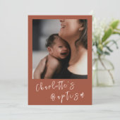Terracotta Moderne Script Baby Foto Doop Kaart (Staand voorkant)