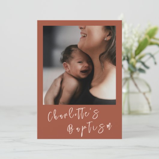 Terracotta Moderne Script Baby Foto Doop Kaart (Staand voorkant)