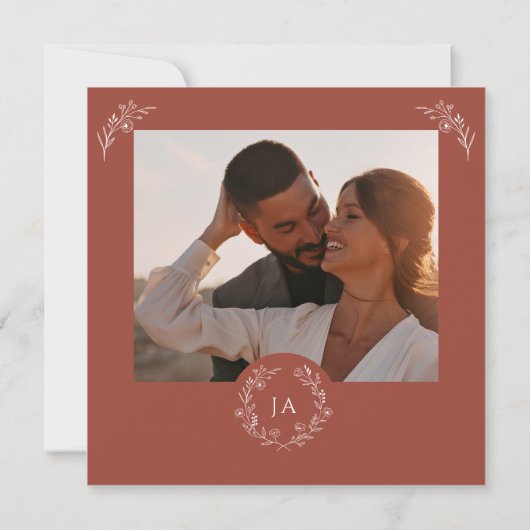 Terracotta Monogram Bruiloft Save The Date Kaart (Achterkant)