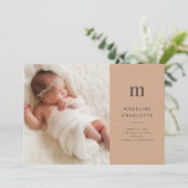 Terracotta Monogram Minimalistische Fotogeboorte Aankondiging (Staand voorkant)