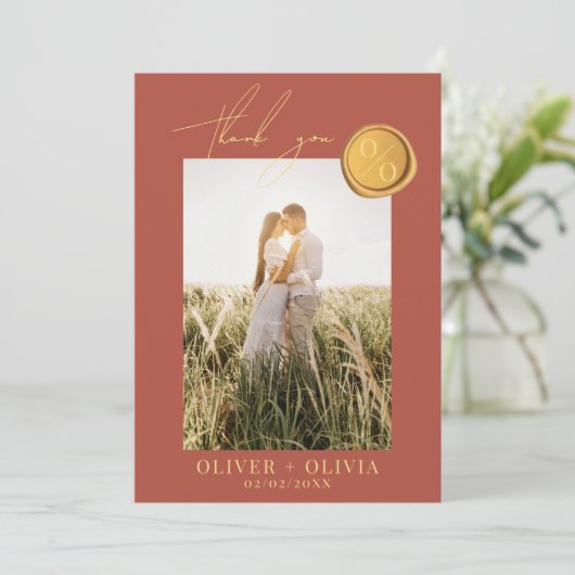 Terracotta monogram wax zeehondenfoto bruiloft bedankkaart (Staand voorkant)