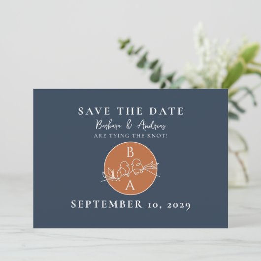 Terracotta Navy Monogram Huwelijk Save The Date (Staand voorkant)